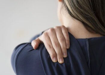 Dor no ombro à noite pode piorar com essa posição comum ao dormir