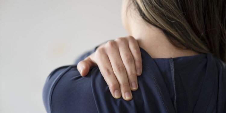 Dor no ombro à noite pode piorar com essa posição comum ao dormir