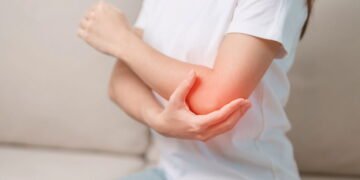 Essa dor no cotovelo que parece simples pode esconder um problema crônico