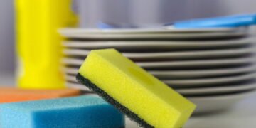 Você usa a mesma esponja para limpar toda a louça? Entenda como isso pode estar afetando sua saúde