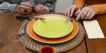 Comer com a mão errada