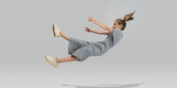 Sonhar que está caindo pode ser um sinal importante segundo a psicologia