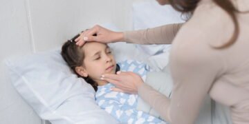 Especialistas alertam sobre vírus respiratório tão contagioso quanto a COVID-19