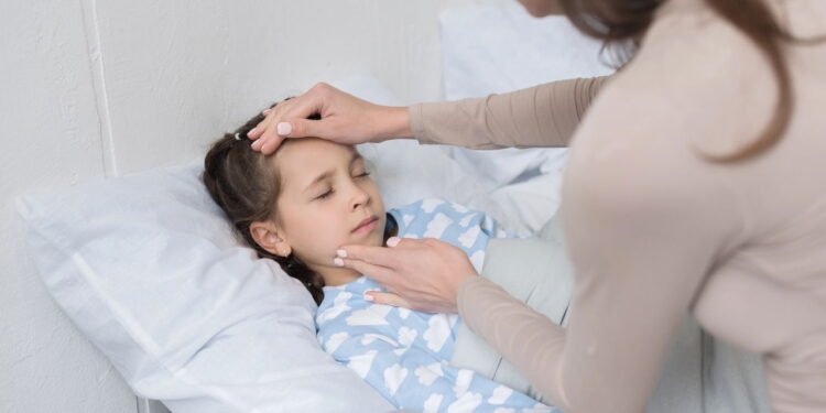 Especialistas alertam sobre vírus respiratório tão contagioso quanto a COVID-19