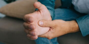 Saiba o que o hábito de estalar os dedos constantemente revela sobre você