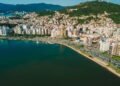 Cidade com mais de 40 praias atrai quem busca bem-estar
