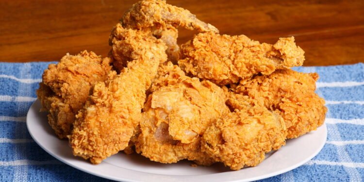 Frango frito suculento por dentro, crocante por fora e fácil de fazer