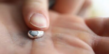 O metal que derrete na sua mão e parece saído de um filme de ficção científica