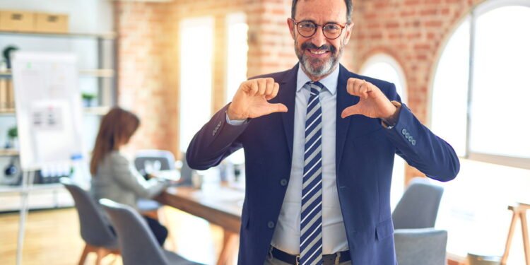 Por que algumas pessoas gesticulam tanto ao se comunicar?