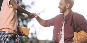 5 motivos psicológicos que explicam por que alguém evita te cumprimentar