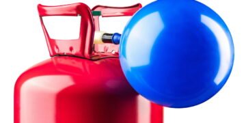 Por que o gás hélio altera nossa voz? Saiba como utilizar controladamente!