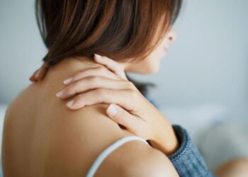 Dor no pescoço que não passa pode ser sinal de algo sério