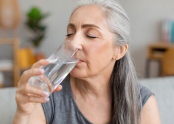 Por que os idosos sentem menos sede e como isso afeta a saúde