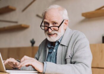 Aprenda novas habilidades após os 50 sem pagar nada