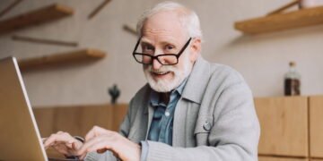 Aprenda novas habilidades após os 50 sem pagar nada