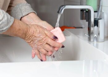 Você tem mais de 60? Veja como cuidar da higiene com segurança