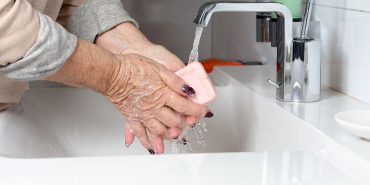 Você tem mais de 60? Veja como cuidar da higiene com segurança