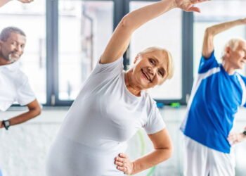 Alongamento diário após os 60 devolve mobilidade e alivia dores