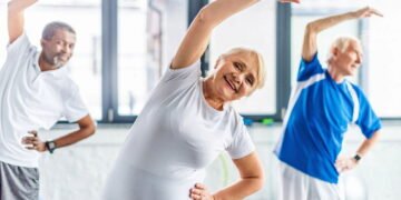 Alongamento diário após os 60 devolve mobilidade e alivia dores