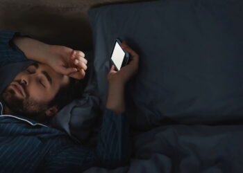 O que significa acordar várias vezes no meio da noite, segundo a psicologia