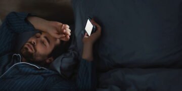 O que significa acordar várias vezes no meio da noite, segundo a psicologia