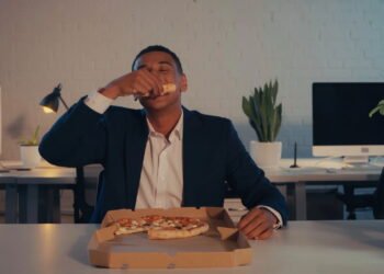 Seu jantar pode estar sabotando seu sono e seu metabolismo sem você saber