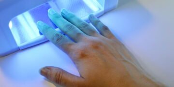 Especialistas alertam para os riscos do uso frequente de lâmpadas para unhas