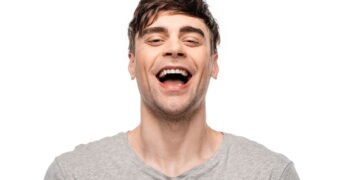 A risada de nervoso surge nos piores momentos, mas pode ser um sinal do seu corpo tentando se comunicar