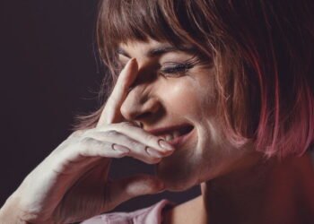 A risada de nervoso surge nos piores momentos, mas pode ser um sinal do seu corpo tentando se comunicar