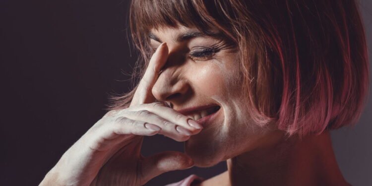 A risada de nervoso surge nos piores momentos, mas pode ser um sinal do seu corpo tentando se comunicar