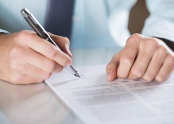 Proibido comer em locais pegando fogo? Conheça as leis mais bizarras que existem em 2025!