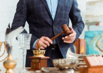 O mundo dos leilões revela o lado mais excêntrico do luxo e da fama