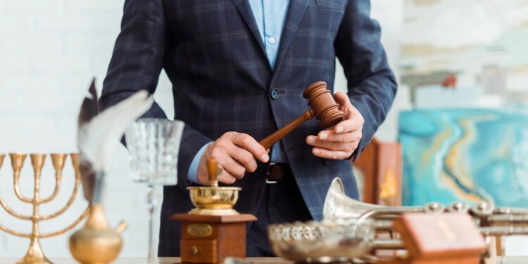 O mundo dos leilões revela o lado mais excêntrico do luxo e da fama