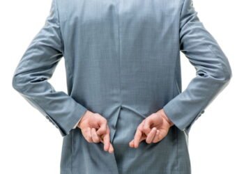 Ato de andar com mãos nas costas