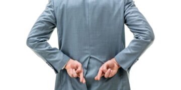 Ato de andar com mãos nas costas