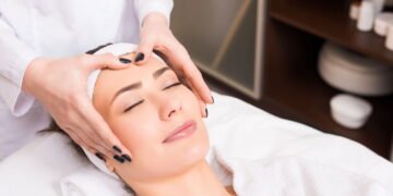 Essa massagem reduz inchaço no rosto e melhora a textura da pele