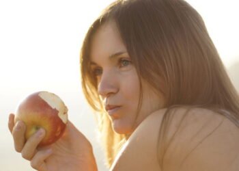 Você sabia que mastigar devagar pode melhorar sua digestão e até emagrecer?