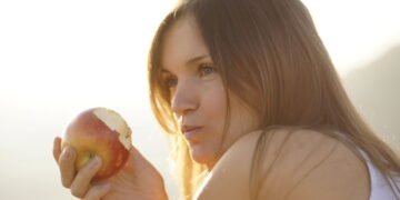 Você sabia que mastigar devagar pode melhorar sua digestão e até emagrecer?