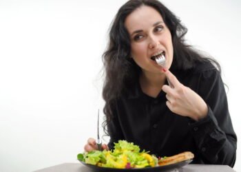 Você sabia que mastigar devagar pode melhorar sua digestão e até emagrecer?