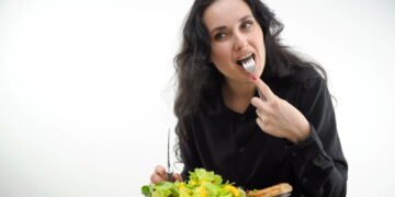 Você sabia que mastigar devagar pode melhorar sua digestão e até emagrecer?