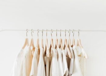 Estética minimalista e cortes retos ganham espaço como resposta à era do excesso