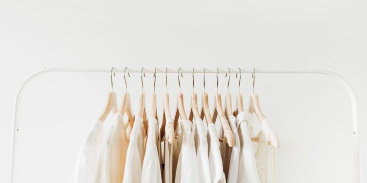 Estética minimalista e cortes retos ganham espaço como resposta à era do excesso