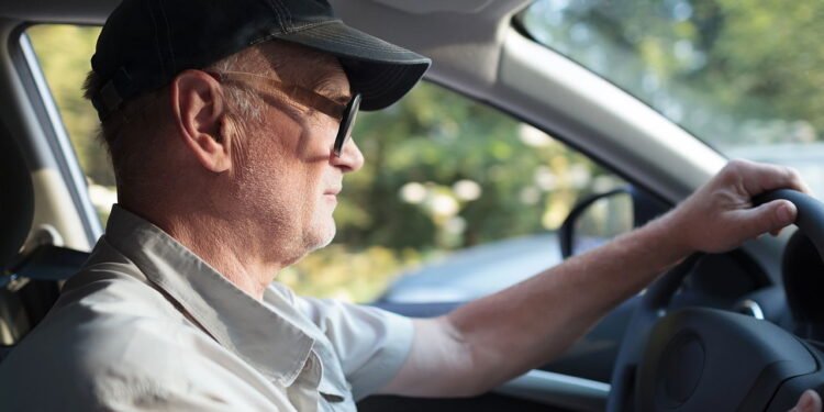 Regra da CNH atinge o bolso dos motoristas acima de 50 anos