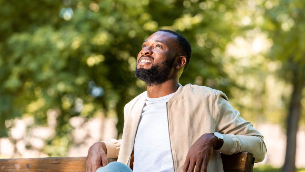 Olhar para cima no meio da conversa pode significar muito mais do que parece