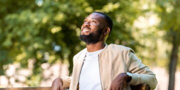 Olhar para cima no meio da conversa pode significar muito mais do que parece