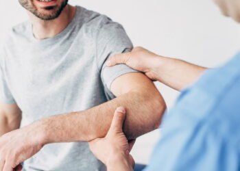 Essa dor no ombro que atrapalha seus movimentos tem solução com rotina leve