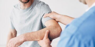 Essa dor no ombro que atrapalha seus movimentos tem solução com rotina leve