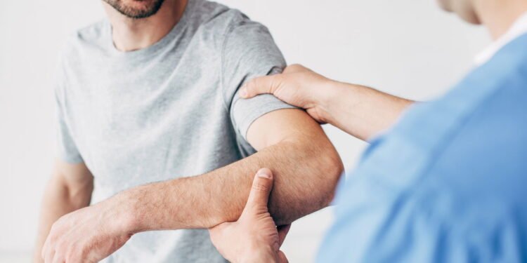 Essa dor no ombro que atrapalha seus movimentos tem solução com rotina leve