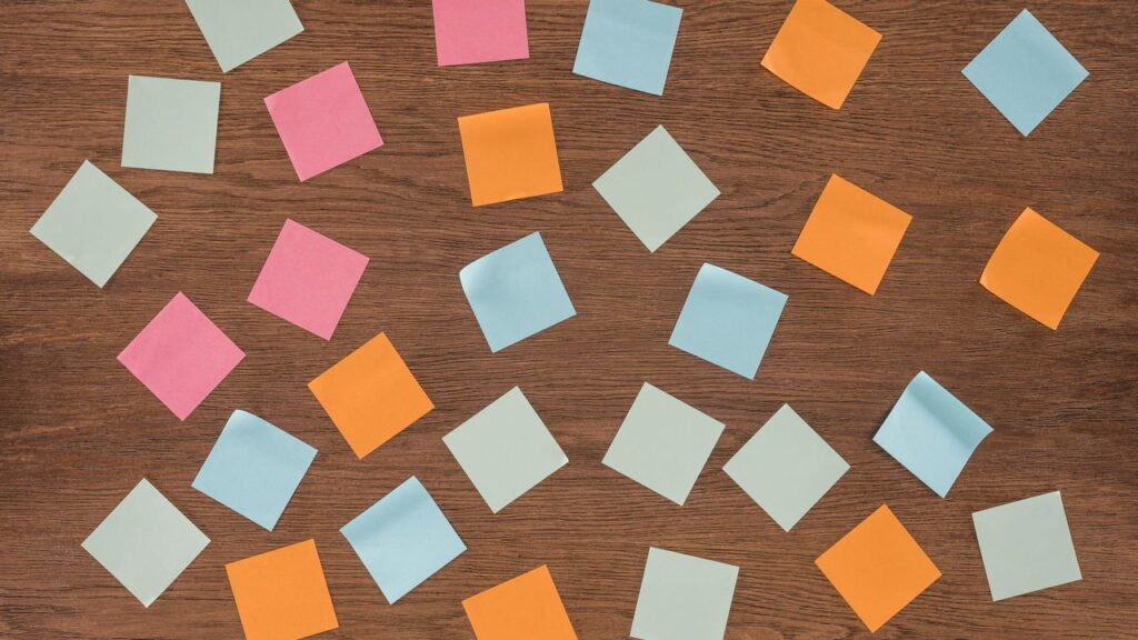 Conheça a origem do post-it, a invenção inesperada que mudou o mundo!