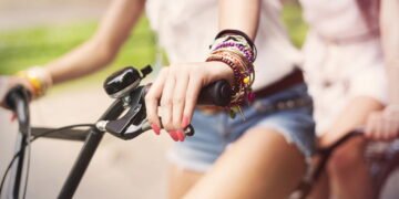 Usar muitas pulseiras tem um significado que quase ninguém imagina